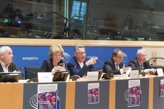 Αυταρχική κυβέρνηση, απροστάτευτη κοινωνία